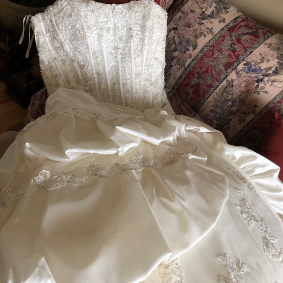 Wedding dress - Picture 4 of 16